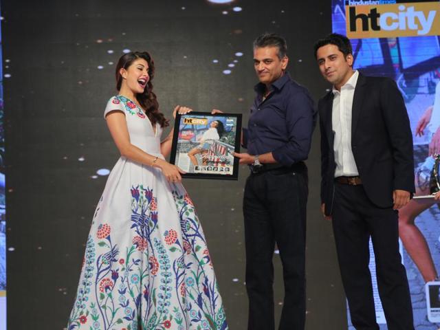 Also a winner, Jacqueline Fernandez was a vision in white as she received her award. The full-skirted Andrew GN gown looked an absolute stunner on the actor. (Shivam Saxena/HT) 