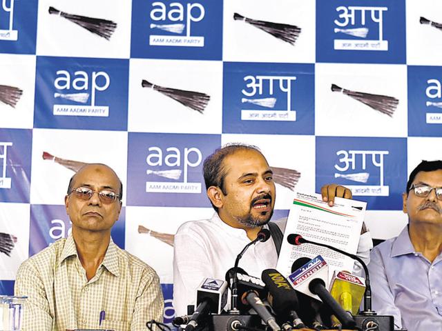 AAP Delhi convenor Dilip Pandey and DU teachers said the new regulation by the MHRD and UGC was an attack on the autonomy of the university and an attempt by the RSS to fill academic posts with its own cadre. (Arun Sharma /Hindustan Times) AAP Delhi convenor Dilip Pandey and DU teachers said the new regulation by the MHRD and UGC was an attack on the autonomy of the university and an attempt by the RSS to fill academic posts with its own cadre. (Arun Sharma /Hindustan Times)