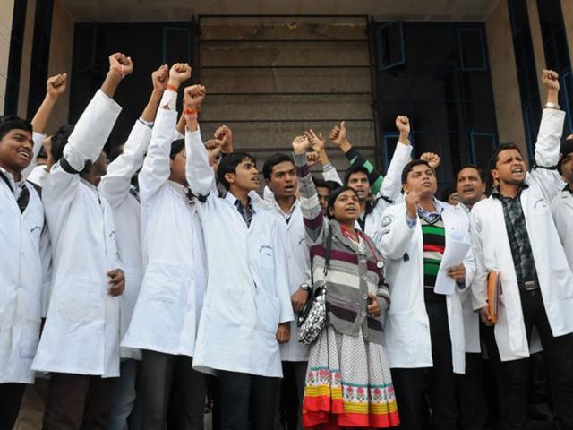 (Representative image) Doctors in government hospitals in Delhi will go on a strike on Thursday, demanding an increase in their salaries and allowances. (Representative image) Doctors in government hospitals in Delhi will go on a strike on Thursday, demanding an increase in their salaries and allowances.