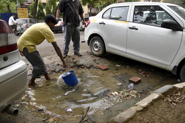 A leakage in the main supply line of Sarita Vihar puts a question mark on DJB’s efforts to stop wastage. Residents said the pipeline was damaged an year ago and the authorities have failed to fix it. (S Burmaula / HT Photo)