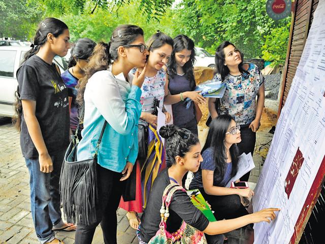 Exam results of undergraduate courses in the Delhi University could be delayed this year as teachers have refused to evaluate the answer sheets in protest.(Sushil Kumar/HT File Photo)