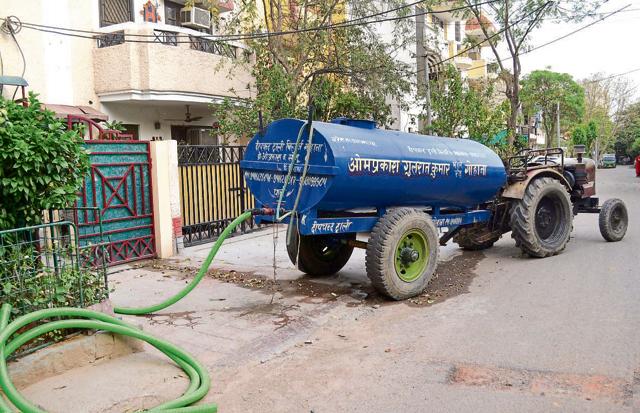 Residents are forced to rely on private tankers because of the acute water scarcity in the city. (HT Photo) Residents are forced to rely on private tankers because of the acute water scarcity in the city. (HT Photo)