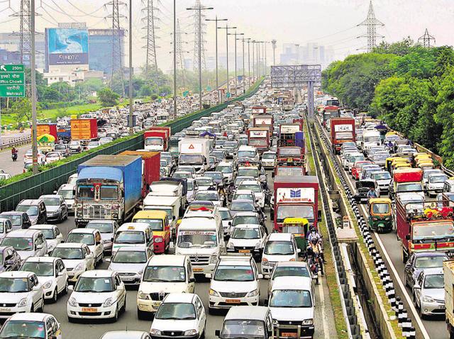 The high volume of traffic, absence of zebra crossings and inadequate bus shelters mar the experience of commuters at Iffco Chowk along the Delhi-Gurgaon Expressway.(HT File Photo)