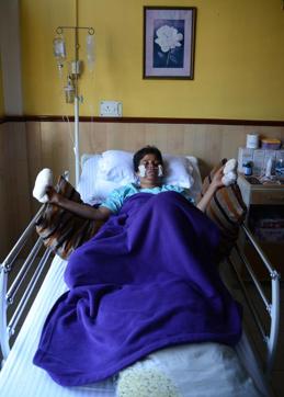 Indian mountaineer Chetna Sahoo receives treatment for frostbite at hospital in Siliguri on May 24, 2016, after a successful ascent of Mount Everest. (AFP)