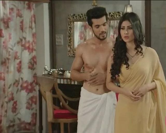 Arjun and Mouni in a scene from Naagin. The 33-year-old actor has earlier featured in TV shows like Left Right Left and Miley Jab Hum Tum. (ArjunBijlaniOfficialPage/Facebook)