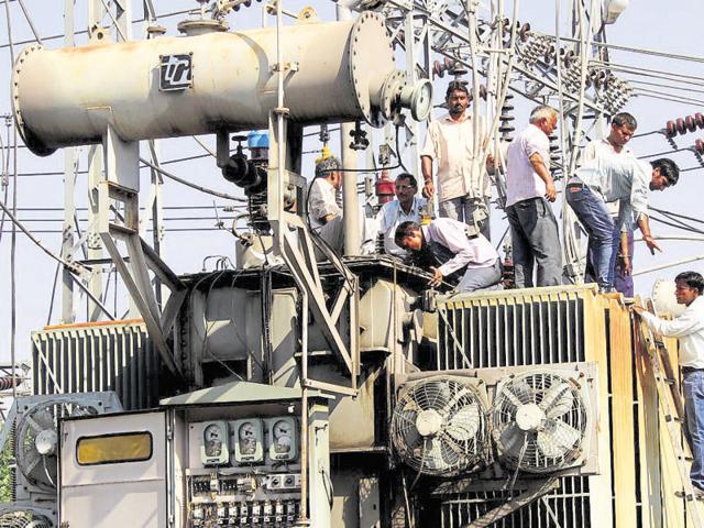 Discom officials say they are repairing the electric lines damaged during Monday’s thunderstorm. (HT File) Discom officials say they are repairing the electric lines damaged during Monday’s thunderstorm. (HT File)