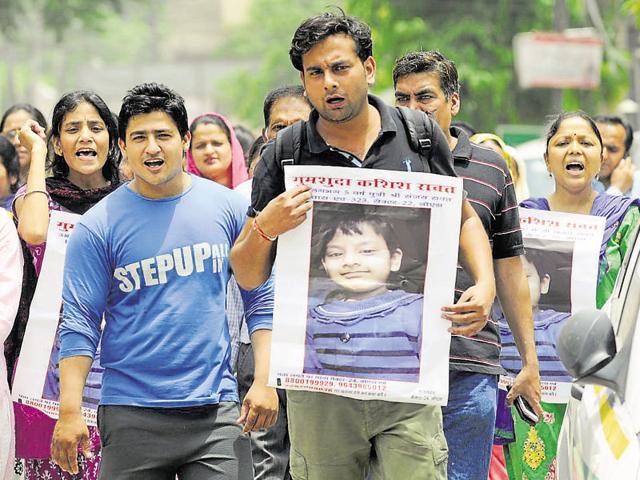 The four-year-old’s parents said they staged the protest to pressurise the police to find her at the earliest.(Sunil Ghosh/HT Photo) The four-year-old’s parents said they staged the protest to pressurise the police to find her at the earliest.(Sunil Ghosh/HT Photo)