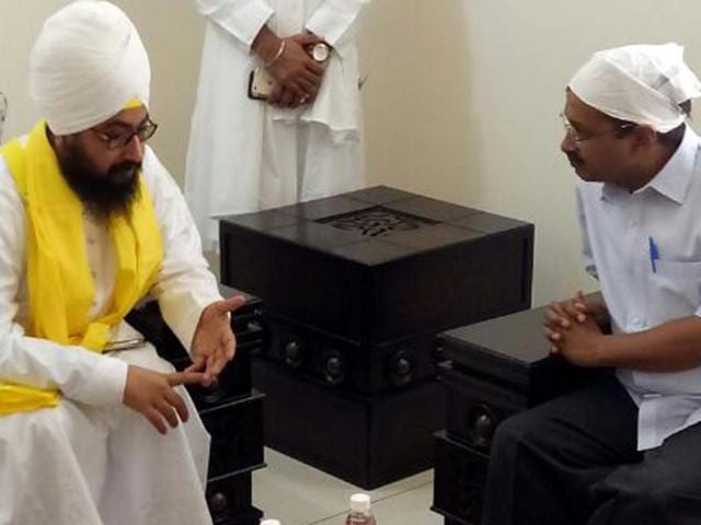 Delhi chief minister Arvind Kejriwal in a meeting with Ranjit Singh Dhadrianwale on Wednesday.(Bharat Bhushan/HT Photo)