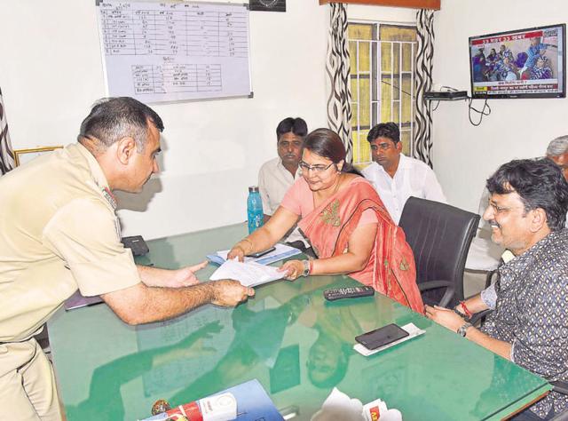 Former Jaipur mayor Jyoti Khandelwal submits her complaint at a police station on Wednesday. (HT Photo) Former Jaipur mayor Jyoti Khandelwal submits her complaint at a police station on Wednesday. (HT Photo)