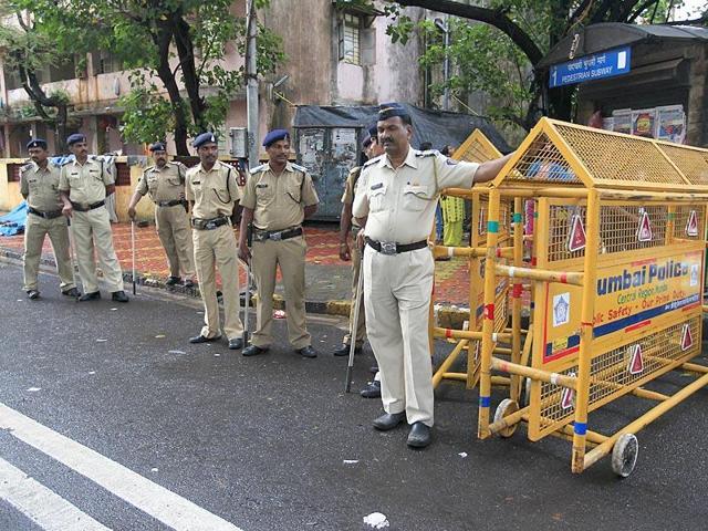In this file photo, Mumbai police can be seen patrolling a road.(Vijayanand Gupta/HT Photo) In this file photo, Mumbai police can be seen patrolling a road.(Vijayanand Gupta/HT Photo)