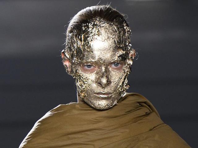 American designer Rick Owens opted for futuristic make-up, covering faces in gold flakes - Paris Fashion Week fall-winter 2015-2016. (AFP) 