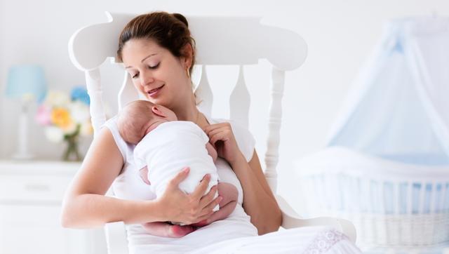 Breastfeeding babies rather than providing pumped milk from a bottle may reduce their risk of ear infection, a new study has found. (Shutterstock) Breastfeeding babies rather than providing pumped milk from a bottle may reduce their risk of ear infection, a new study has found. (Shutterstock)