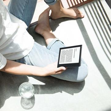 Kindle Oasis automatically rotates the page orientation depending on whether the reader is holding it in the left or right hand (Photo: Amazon.in) Kindle Oasis automatically rotates the page orientation depending on whether the reader is holding it in the left or right hand (Photo: Amazon.in)