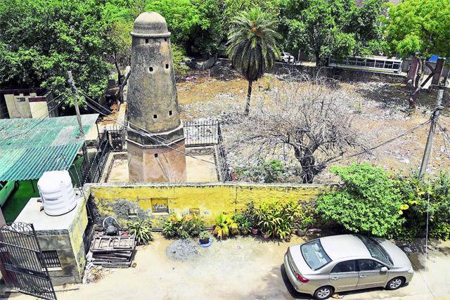 The kos minar at Badarpur. (Tribhuwan Sharma / HT Photos) The kos minar at Badarpur. (Tribhuwan Sharma / HT Photos)