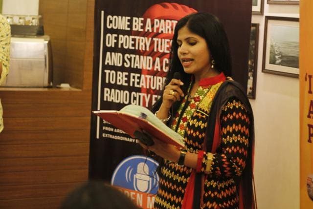 Kameshwari Kulkarni performing at a Poetry Tuesday session in Thane (Photo: Savio Pashana)