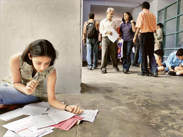 A young girl fills an application form for admission at Kirori Mal College in north Delhi. (Ajay Aggarwal/HT file)
