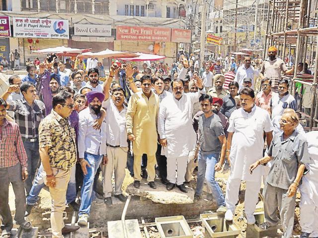 Rajya Sabha member Shwet Malik and traders raising slogans against the state government near the Golden Temple.(HT Photo) Rajya Sabha member Shwet Malik and traders raising slogans against the state government near the Golden Temple.(HT Photo)
