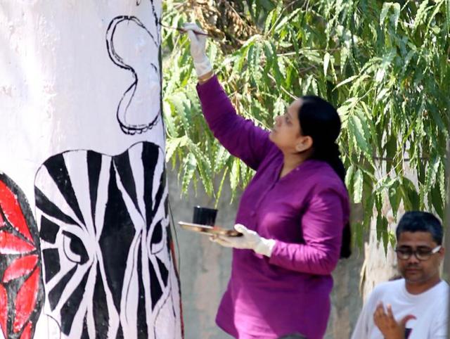 Aiming to make Ludhiana the ‘graffiti capital’ of India, students, artists and NGOs , with the local municipal corporation’s backing, have formed groups to paint pillars, walls and trees in different parts of the city. (JS Grewal/HT Photo)