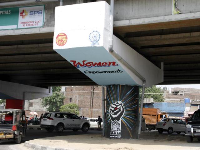 Aiming to make Ludhiana the ‘graffiti capital’ of India, students, artists and NGOs , with the local municipal corporation’s backing, have formed groups to paint pillars, walls and trees in different parts of the city. (JS Grewal/HT Photo)