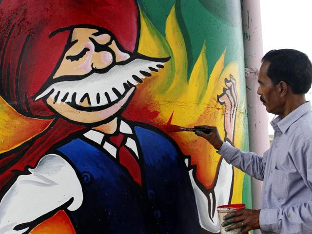 Aiming to make Ludhiana the ‘graffiti capital’ of India, students, artists and NGOs , with the local municipal corporation’s backing, have formed groups to paint pillars, walls and trees in different parts of the city. (JS Grewal/HT Photo)