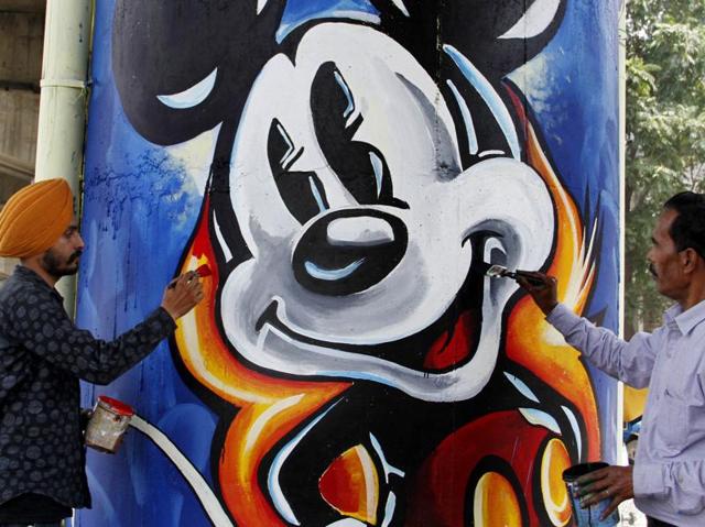 Aiming to make Ludhiana the ‘graffiti capital’ of India, students, artists and NGOs , with the local municipal corporation’s backing, have formed groups to paint pillars, walls and trees in different parts of the city. (JS Grewal/HT Photo)