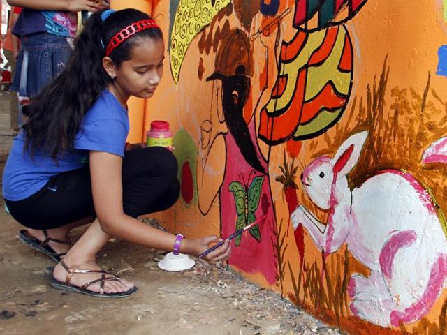 Aiming to make Ludhiana the ‘graffiti capital’ of India, students, artists and NGOs , with the local municipal corporation’s backing, have formed groups to paint pillars, walls and trees in different parts of the city. (JS Grewal/HT Photo)