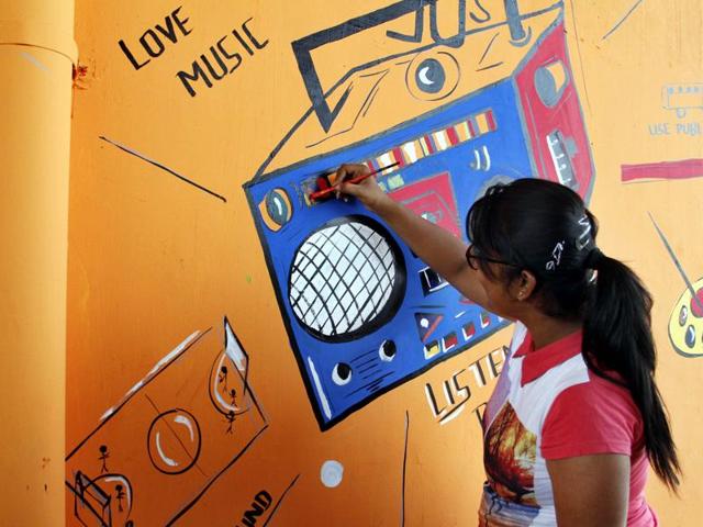 Aiming to make Ludhiana the ‘graffiti capital’ of India, students, artists and NGOs , with the local municipal corporation’s backing, have formed groups to paint pillars, walls and trees in different parts of the city. (JS Grewal/HT Photo)