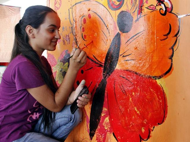 Aiming to make Ludhiana the ‘graffiti capital’ of India, students, artists and NGOs , with the local municipal corporation’s backing, have formed groups to paint pillars, walls and trees in different parts of the city. (JS Grewal/HT Photo)