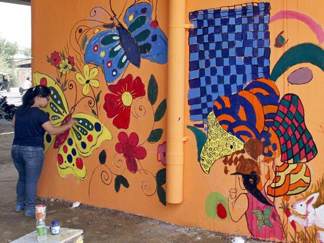 Aiming to make Ludhiana the ‘graffiti capital’ of India, students, artists and NGOs , with the local municipal corporation’s backing, have formed groups to paint pillars, walls and trees in different parts of the city. (JS Grewal/HT Photo)