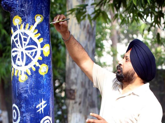 Aiming to make Ludhiana the ‘graffiti capital’ of India, students, artists and NGOs , with the local municipal corporation’s backing, have formed groups to paint pillars, walls and trees in different parts of the city. (JS Grewal/HT Photo)