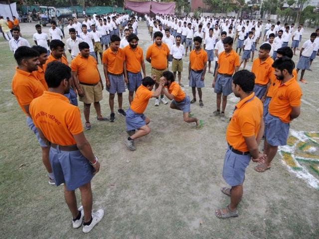 Bajrang Dal members display their combat skills at a training camp in Noida.(Sunil Ghosh/HT Photo)