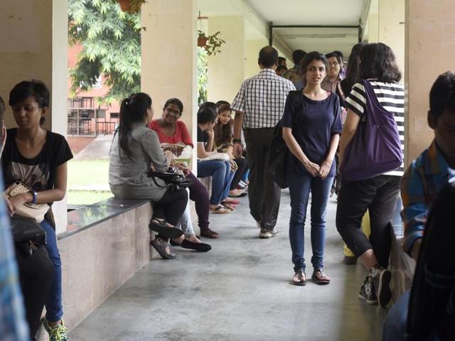 Students are seen in the corridors of Venkateswara College in south campus of Delhi University in New Delhi. (Saumya Khandelwal/HT File)
