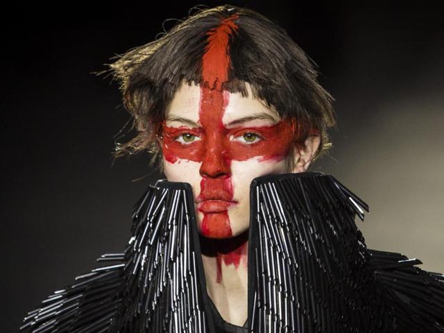 Gareth Pugh called upon an army of warrior models for his show. They strode down the catwalk with a large red cross painted on their faces, symbolizing Saint George’s Cross which is depicted on the English flag - London Fashion Week fall-winter 2015-2016. (AFP) 