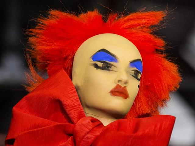 Once again, Gareth Pugh opted for an exaggerated look with this half-clown half-disco make-up that is almost unreal - London Fashion Week spring-summer 2016. (AFP) 