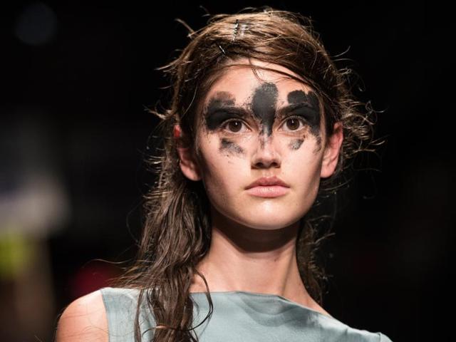 The smokey eyes were ultra-wide at Vivienne Westwood, creating a warrior effect - London Fashion Week spring-summer 2016. (AFP) 