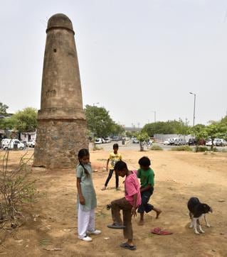 Old-timers say till a few years ago, the kos minar at Badarpur was easily visible from a distance. Old-timers say till a few years ago, the kos minar at Badarpur was easily visible from a distance.