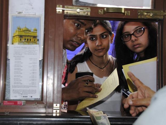 Till last year, the relaxation for women students applying to Delhi University varied from 1 to 3 %.(Sushil Kumar/ HT file)