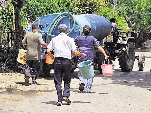 With no water supply for over one week, residents of DLF colonies have decided to protest against the shortage outside the deputy commissioner’s office on Monday. (Parveen Kumar/HT Photo) With no water supply for over one week, residents of DLF colonies have decided to protest against the shortage outside the deputy commissioner’s office on Monday. (Parveen Kumar/HT Photo)