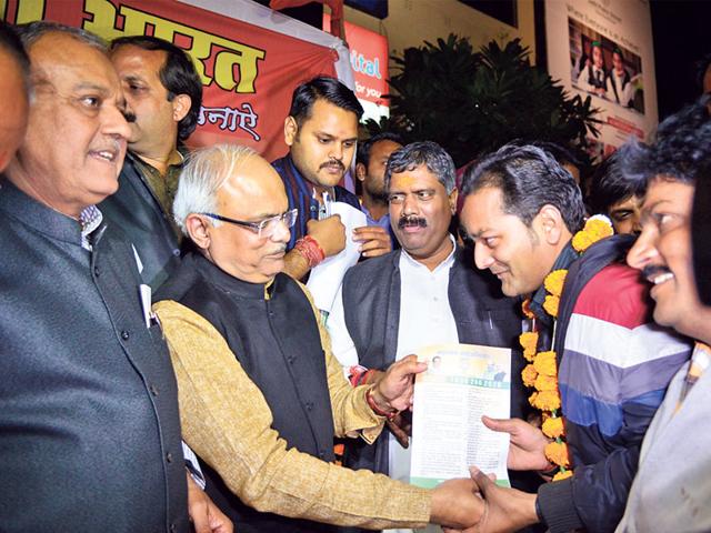 BJP national vice-president Vinay Sahasrabuddhe (second from left) distributes party membership certificates at a function in Bhopal. (Mujeeb Faruqui/HT File Photo) BJP national vice-president Vinay Sahasrabuddhe (second from left) distributes party membership certificates at a function in Bhopal. (Mujeeb Faruqui/HT File Photo)