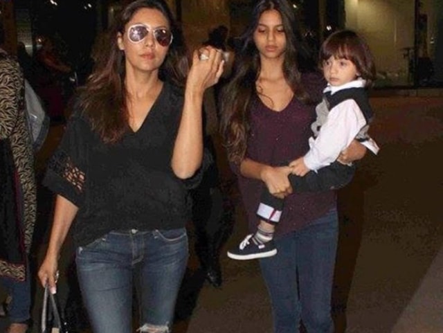 AbRam Khan with mother Gauri and sister Suhana. (Twitter) 