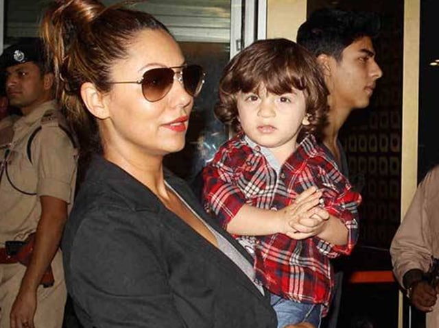 Gauri Khan with AbRam and Aryan. (Twitter) 