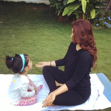 Twinkle practices yoga exercises with her daughter Nitaara, (Twitter) Twinkle practices yoga exercises with her daughter Nitaara, (Twitter)