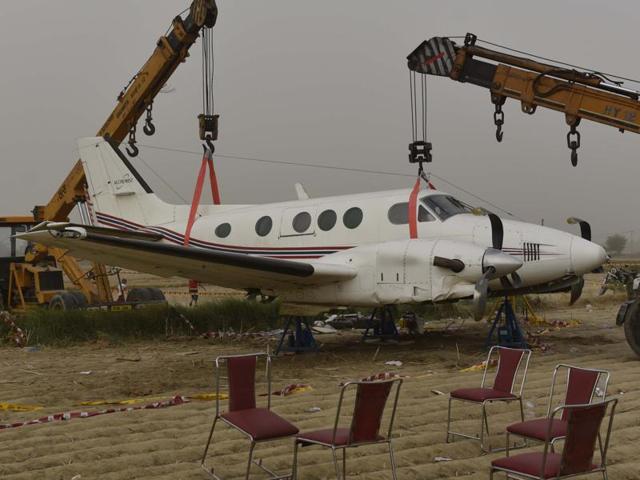 Both the engines of the Beechcraft King Air C-90 failed when it was just 10 minutes away from the Delhi airport. The pilot-in-command, Amit Kumar, saved the lives of seven people on board, including a critically ill patient and his relatives as well as a doctor, by strategically landing the plane in a field. (Vipin Kumar/HT Photo) Both the engines of the Beechcraft King Air C-90 failed when it was just 10 minutes away from the Delhi airport. The pilot-in-command, Amit Kumar, saved the lives of seven people on board, including a critically ill patient and his relatives as well as a doctor, by strategically landing the plane in a field. (Vipin Kumar/HT Photo)