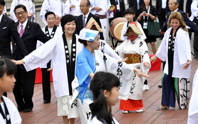 Akie Abe, left, wife of Japanese Prime Minister Shinzo Abe, and Sophie Gregoire-Trudeau, right, wife of Canadian Prime Minister Justin Trudeau, dance in a ring as spouses of the G-7 leaders visits Mikimoto Pearl Island in Toba city, near Shima, central Japan. (AP Photo)