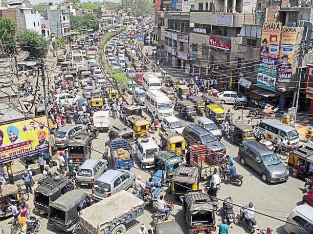 Vehicles stranded in a traffic jam in Amritsar on Thursday.(HT Photo)