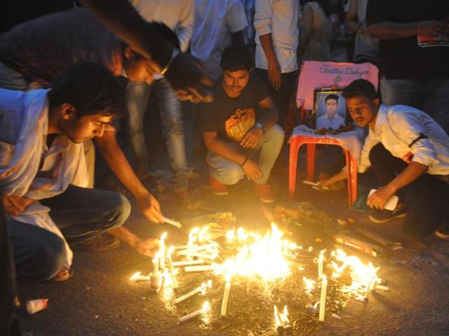 A candle march taken out by students of Nazreth Academy demanding punishment to Aditya Sachdeva's killers in Gaya.(HT Photo) A candle march taken out by students of Nazreth Academy demanding punishment to Aditya Sachdeva's killers in Gaya.(HT Photo)