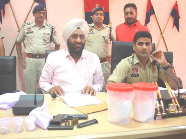Police said brothers Karan and Ravi, residents of Tarn Taran were arrested during a checking and over 1-kg of narcotics was seized from them. (HT Photo) Police said brothers Karan and Ravi, residents of Tarn Taran were arrested during a checking and over 1-kg of narcotics was seized from them. (HT Photo)