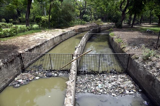 The SDMC is responsible for the cleaning of the drain in Maharani Bagh which flows through the colony. Officials claim the desilting has been completed here. (S Burmaula / HT Photos) The SDMC is responsible for the cleaning of the drain in Maharani Bagh which flows through the colony. Officials claim the desilting has been completed here. (S Burmaula / HT Photos)