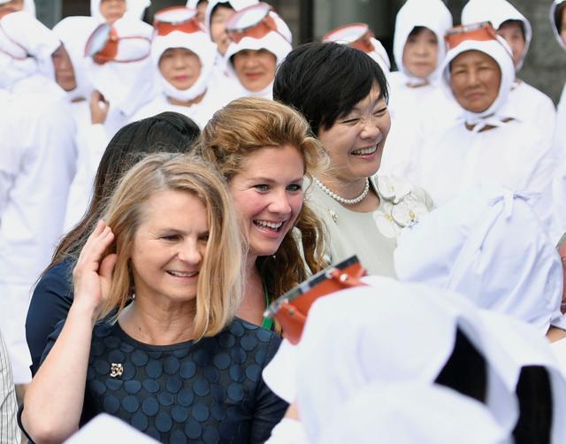 Partners of the G7 summit meetings participants Malgorzata Tusk (L), wife of European Council President Donald Tusk, Sophie Gregoire-Trudeau (C), wife of Canada's Prime Minister Justin Trudeau, and Akie Abe, wife of Japanese Prime Minister Shinzo Abe, talk with female divers known as 'ama' in Japan as they visit Mikimoto Pearl Island in Toba. (REUTERS)