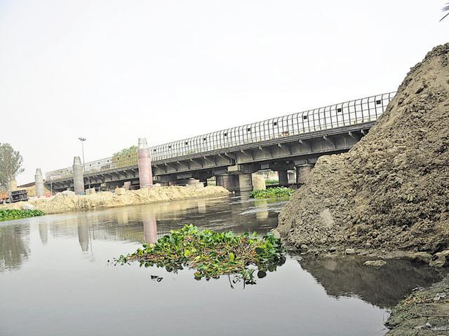 Petition was filed against GDA, UP irrigation department, electricity department and the DMRC for allowing the alleged dumping of soil in the river zone, obstructing its flow. (Sakib Ali/HT Photo) Petition was filed against GDA, UP irrigation department, electricity department and the DMRC for allowing the alleged dumping of soil in the river zone, obstructing its flow. (Sakib Ali/HT Photo)